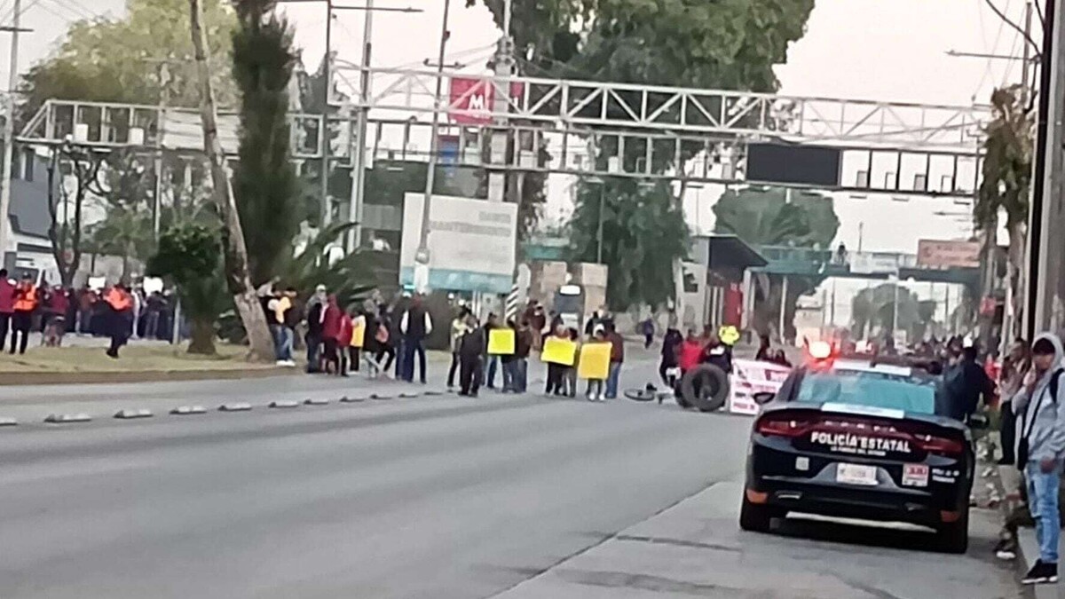 Unionized Workers in Ecatepec Block Avenues to Protest