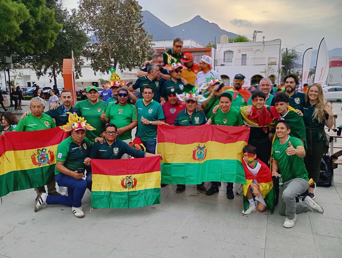 墨西哥的玻利维亚球迷庆祝球队胜利