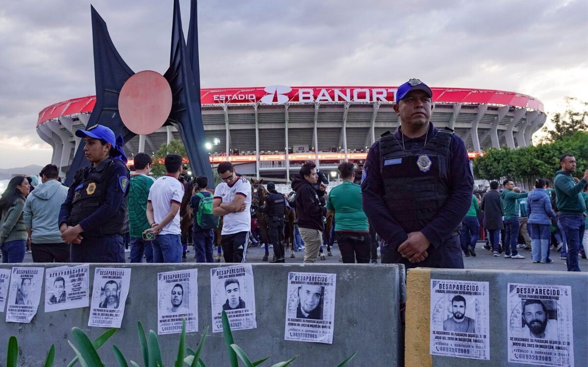 墨西哥城因足球赛前移除寻人启事而举行抗议