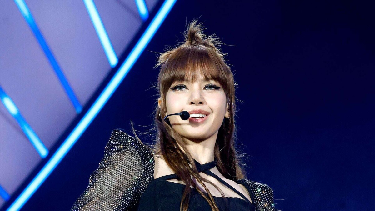 Лиза из BLACKPINK готовит лимонад в Мексике
