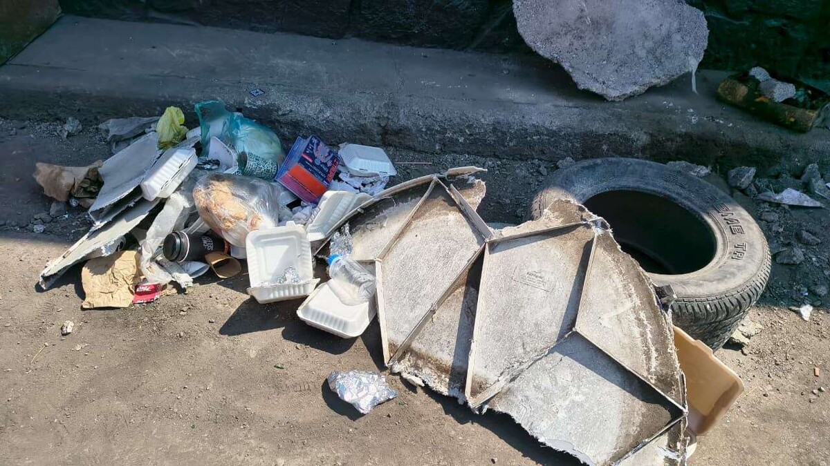 巴诺特体育场丑闻：紧急服务队在比赛后留下成堆垃圾