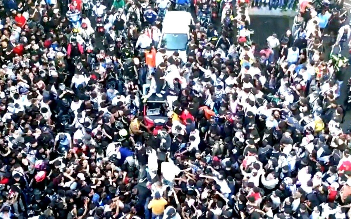 Массовая встреча стримера вызвала хаос в центре Мехико