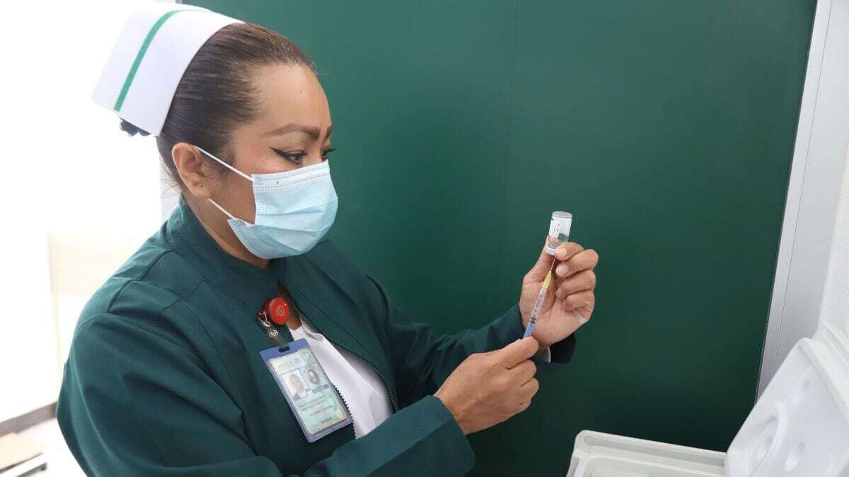 Вакцинация против COVID-19 и гриппа в Мексике