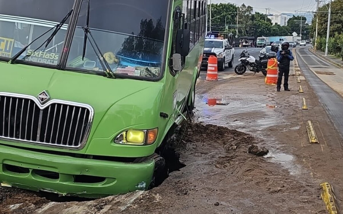 Автобус упал в яму в Мехико
