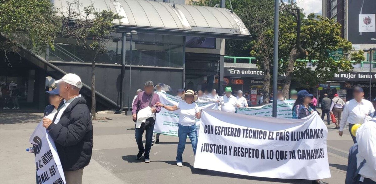 Protesta de jubilados de la CDF paraliza el tránsito en la Ciudad de México