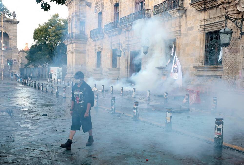 Пострадали более 120 человек во время демонстрации в Мехико