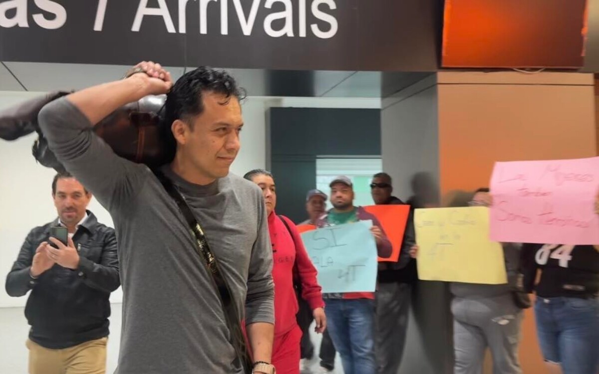Former SEP Director Marx Arriaga Met with Protests at Airport