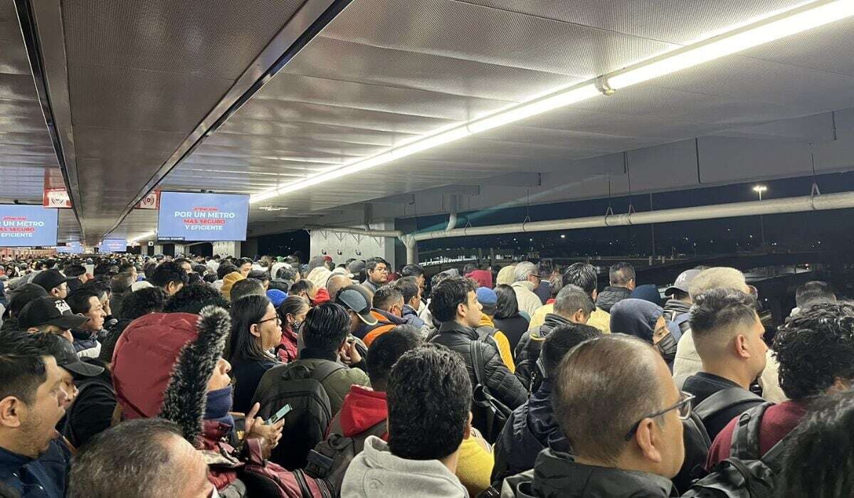 Increased Metro Crowds in Mexico City as Students Return