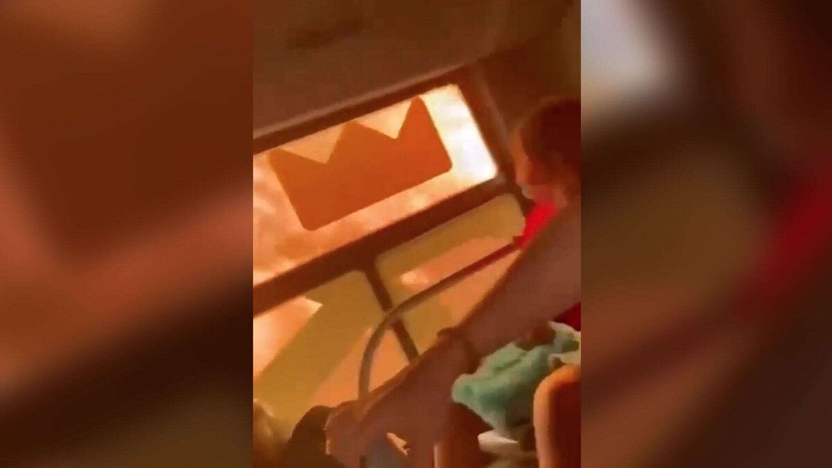 Пассажиры эвакуируются из общественного транспорта рядом с пожаром в Новой Леоне