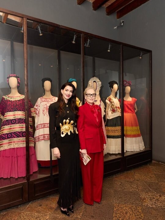 安妮·海瑟薇和梅丽尔·斯特里普出席《穿普拉达的女王2》墨西哥首映式