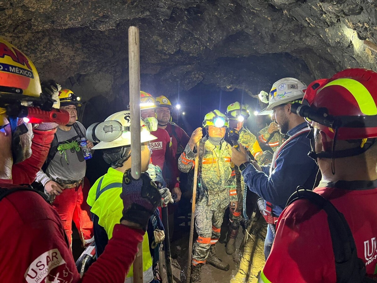 Спасение шахтёра в Мексике после обвала шахты