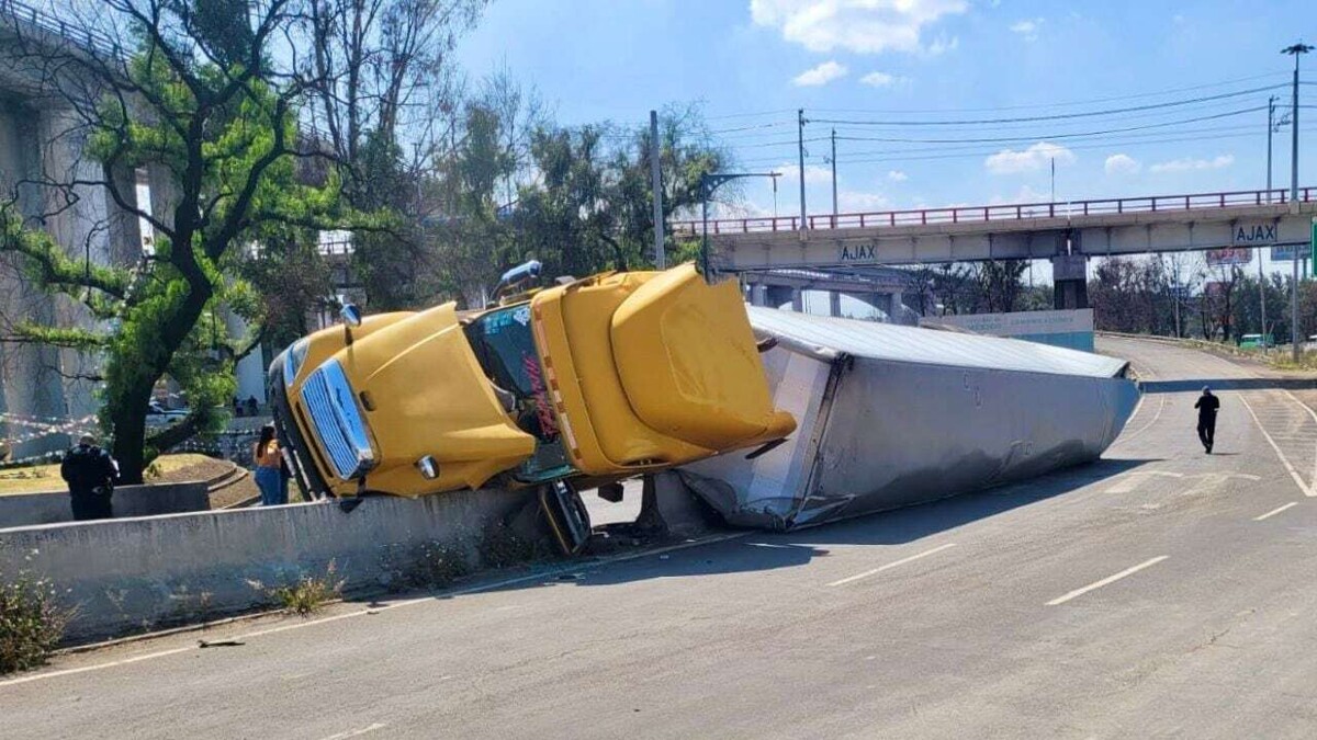 Trailer Truck Overturns on Concordia Bridge in Mexico City