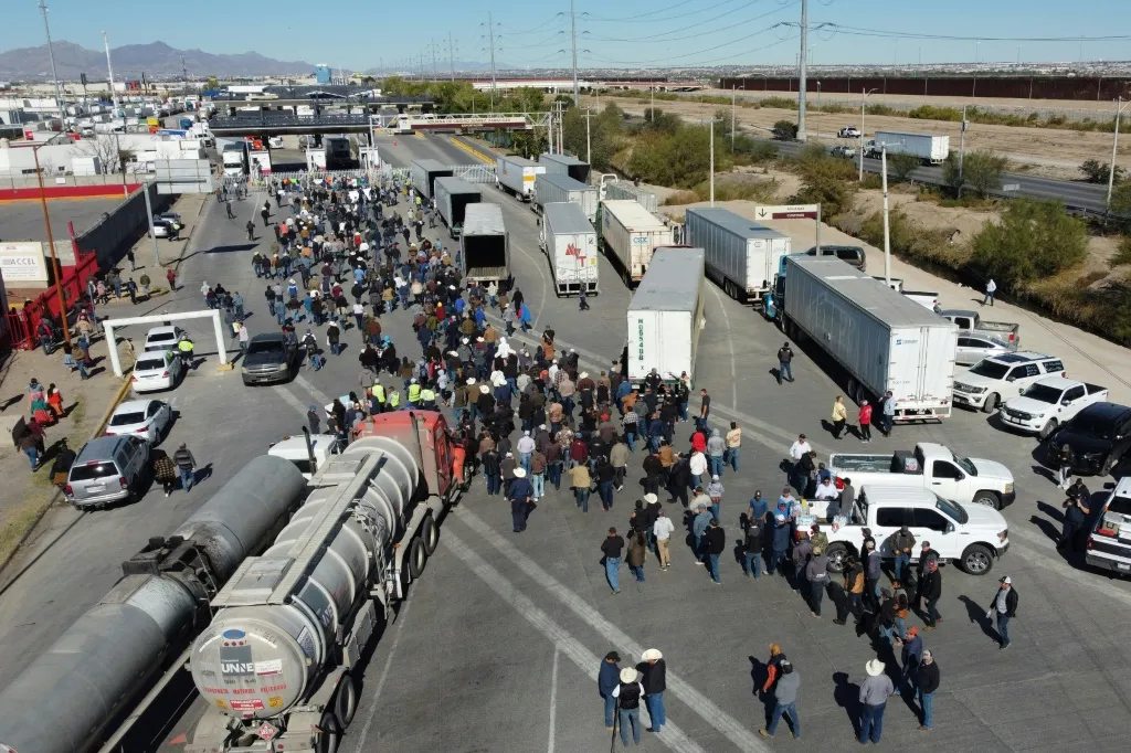 Фермеры Мексики блокируют пограничный мост в знак протеста против новых пошлин США
