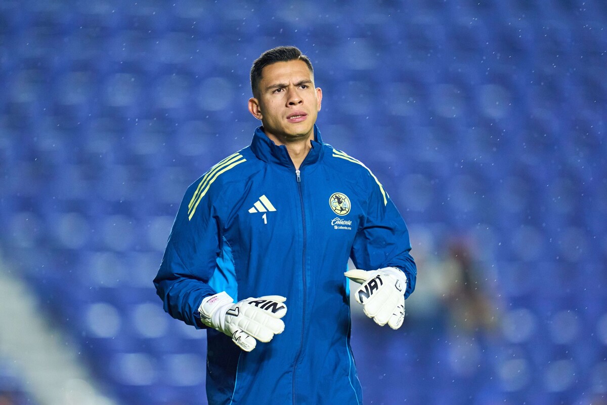 América's goalkeeper Malagón shows post-operation image