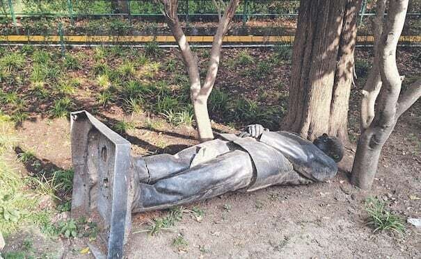 洛斯皮诺斯的费利佩·卡尔德隆雕像仍躺在地上