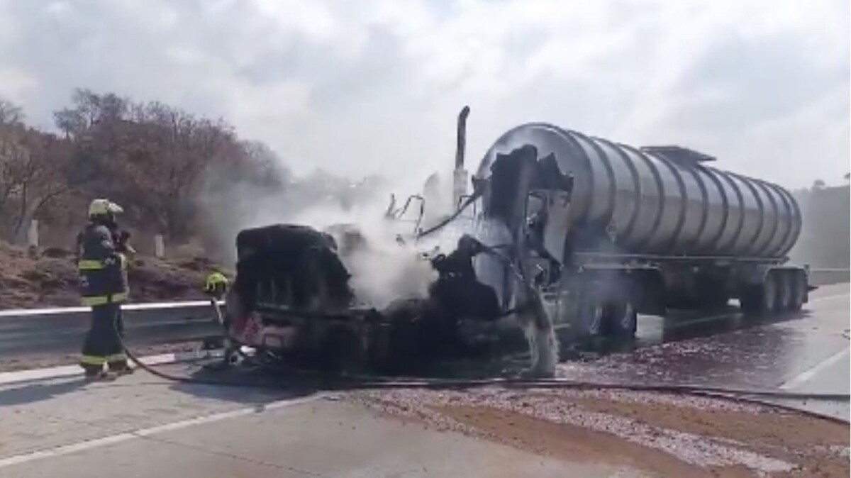 Truck Fire on Mexico-Puebla Highway Disrupts Holiday Travel