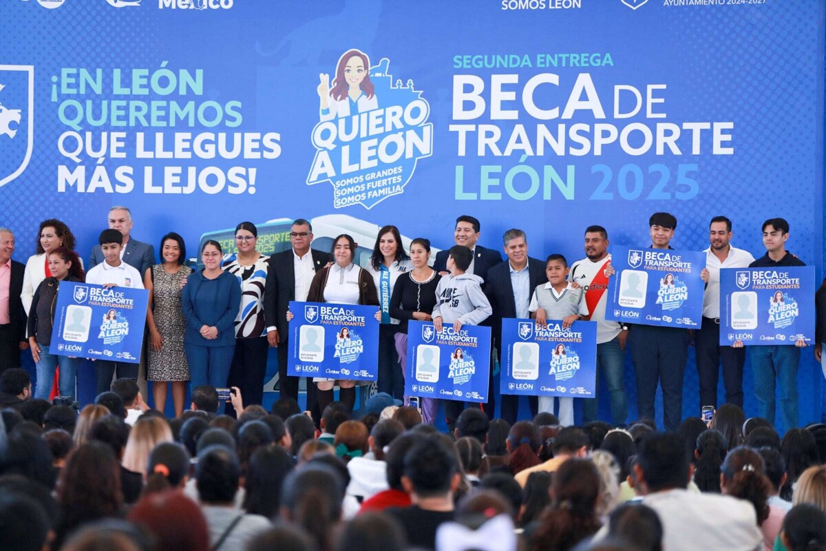 León Delivers Transportation Scholarships to Students