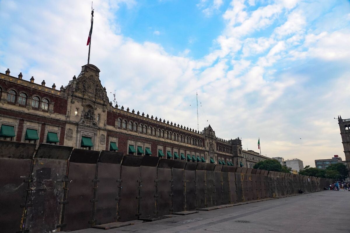 Шейнбаум защитила установку ограждений вокруг дворца в Мехико