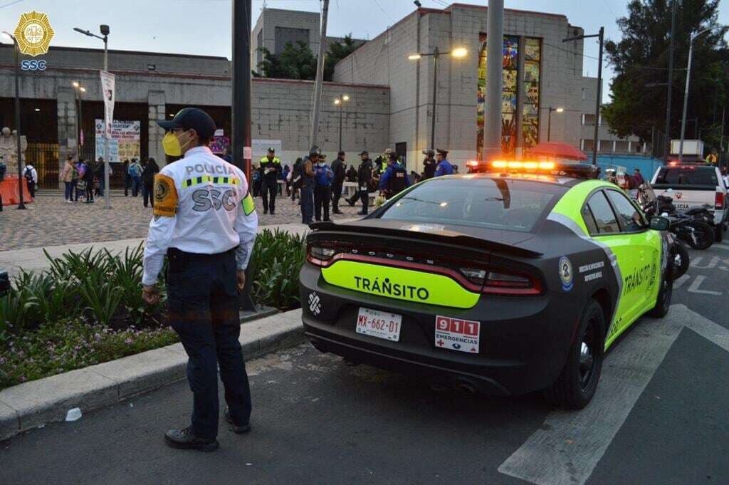 Una lección de civismo a la puerta de la escuela