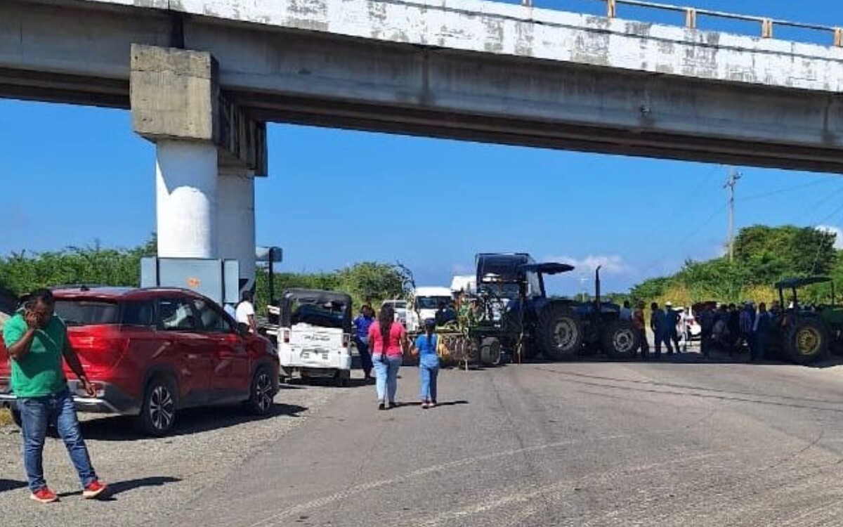 Mexican farmers block highway in protest over low grain prices