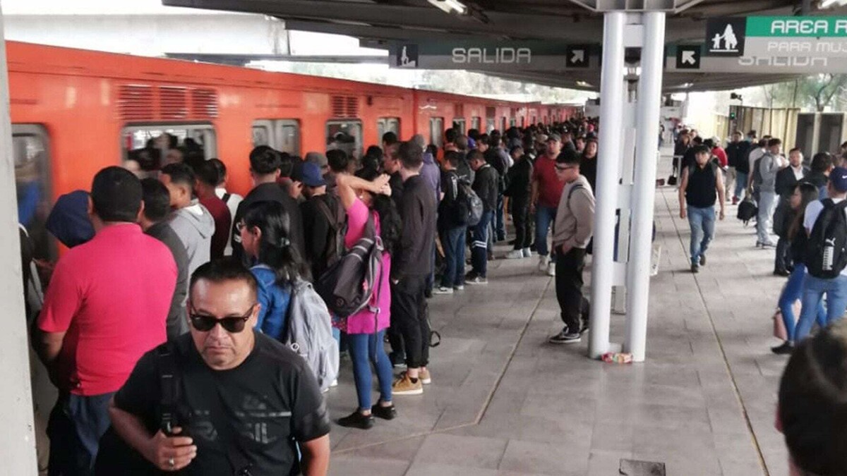 Высокий спрос пассажиров вызывает задержки в метро Мехико