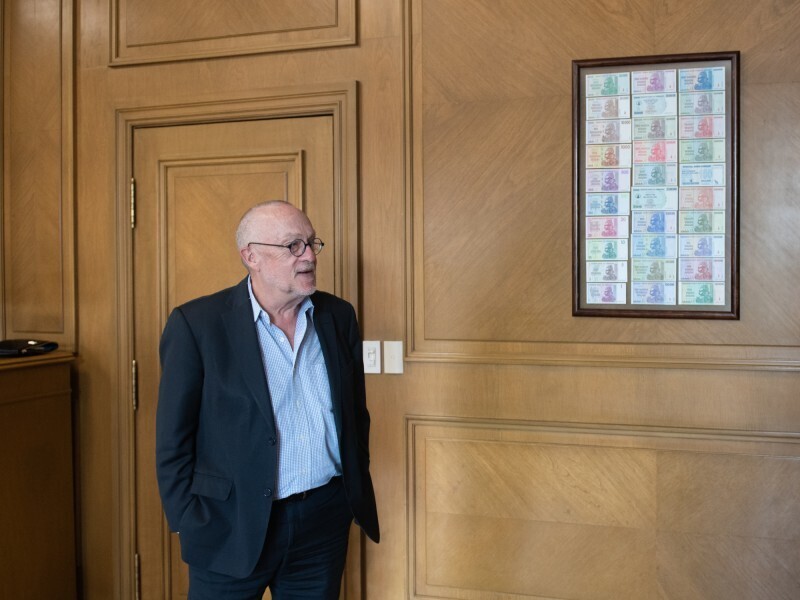 Bank of Mexico Cuts Rate to 7%, Signals Caution for 2026