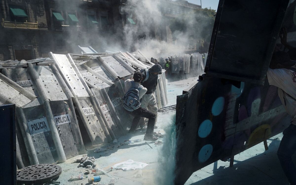 'Generation Z' March in Mexico City: Attempts to Storm the National Palace