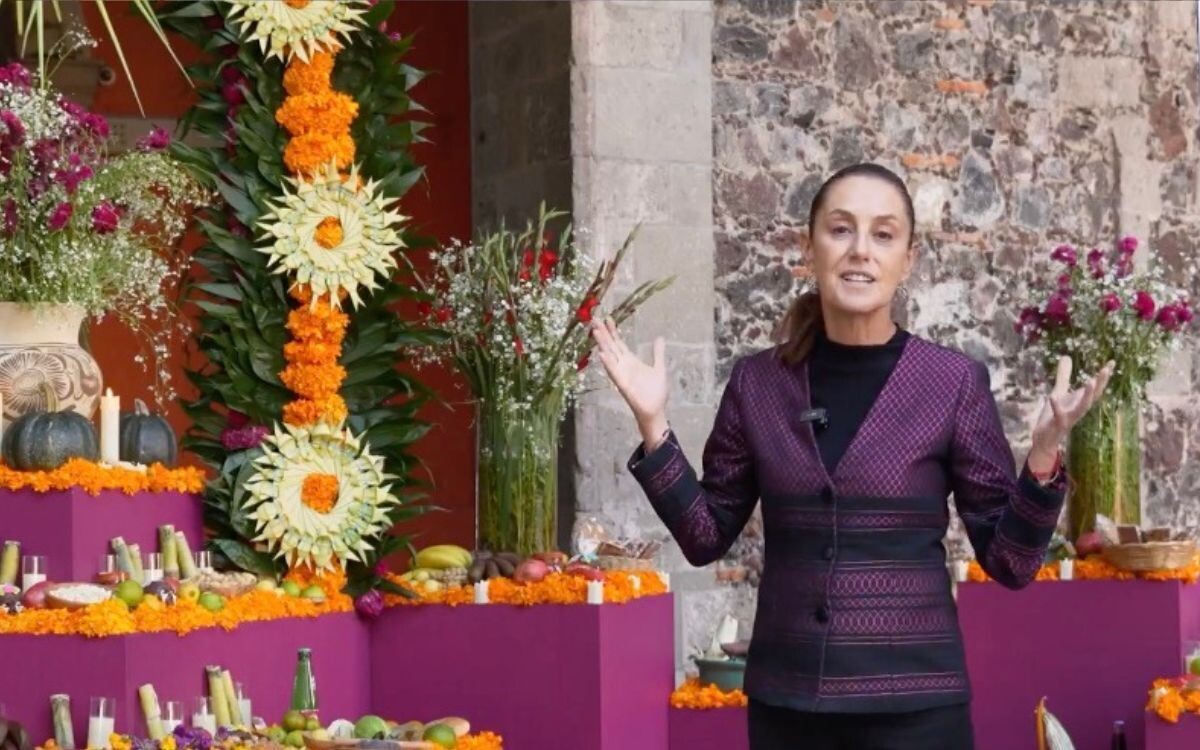 Mexico's President Honors Ancestral Women for Day of the Dead