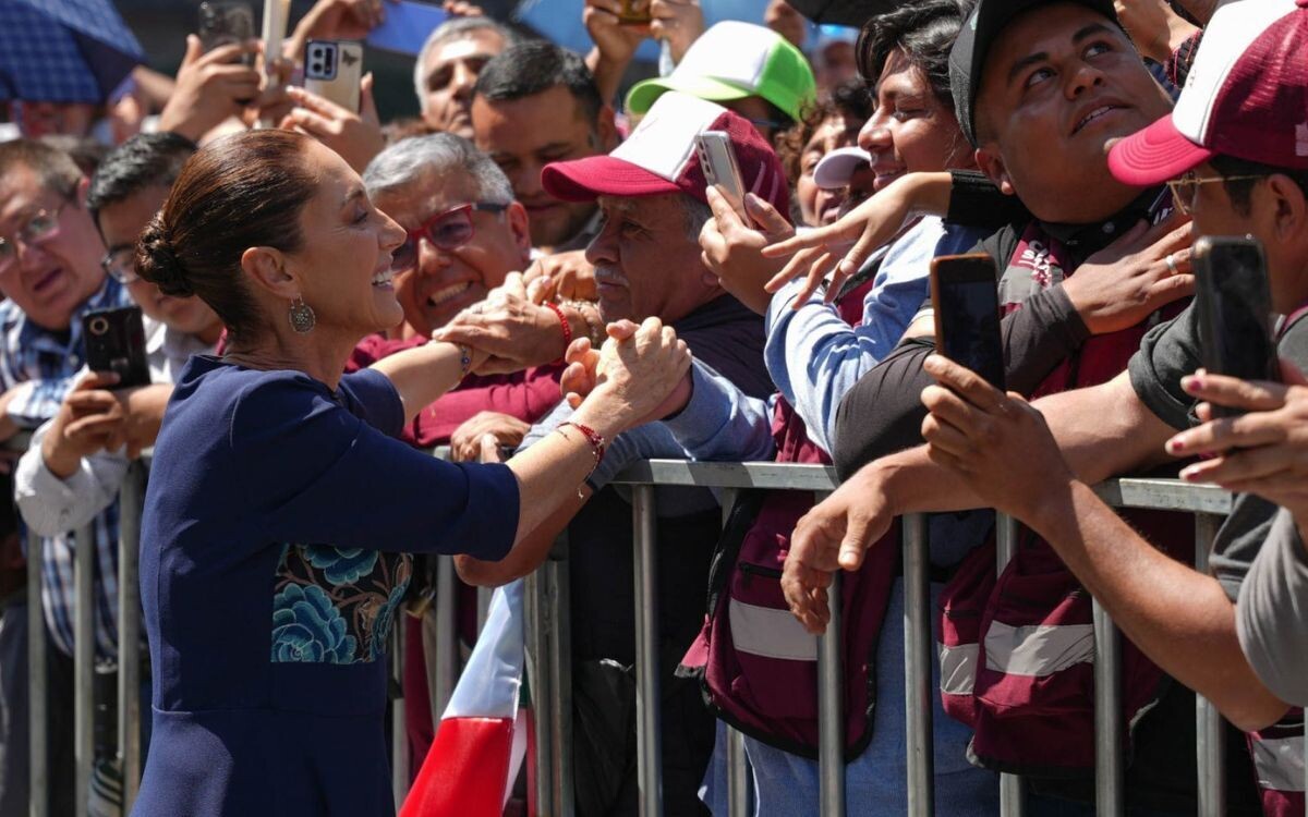 Claudia Sheinbaum Defends Public Support at Zócalo