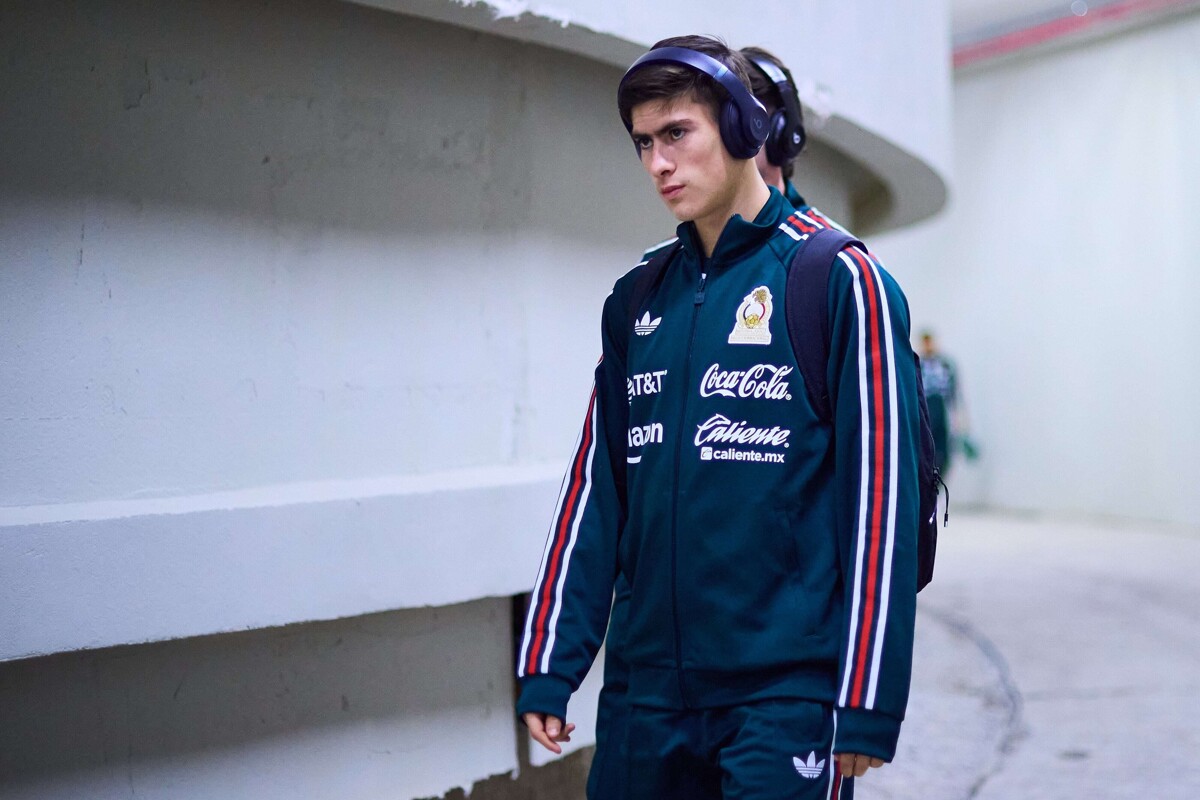 墨西哥前锋愿当“水瓶员”以获得世界杯席位