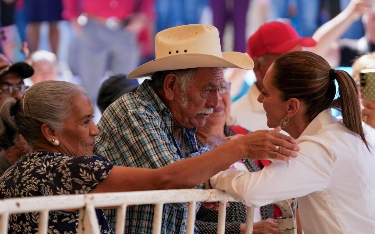 Mexican President Reveals Minimalist Security After Assault