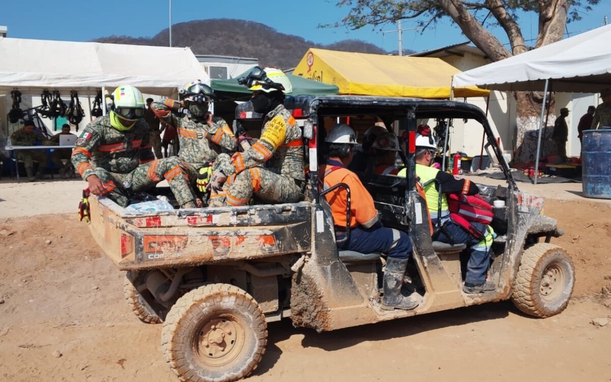 Over 300 people participate in rescue of four miners in Mexico