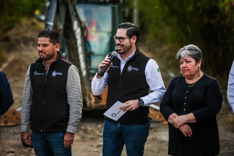 Мэр Сантьяго начал работы по мощению улицы для улучшения качества жизни