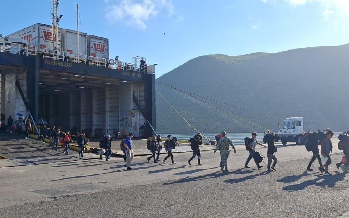 Мексиканский флот помог 28 молодым людям, вернувшимся на родину