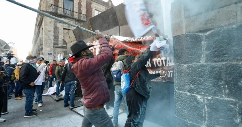 Протесты учителей в Мехико и обвинения в адрес президента Шейнбаум