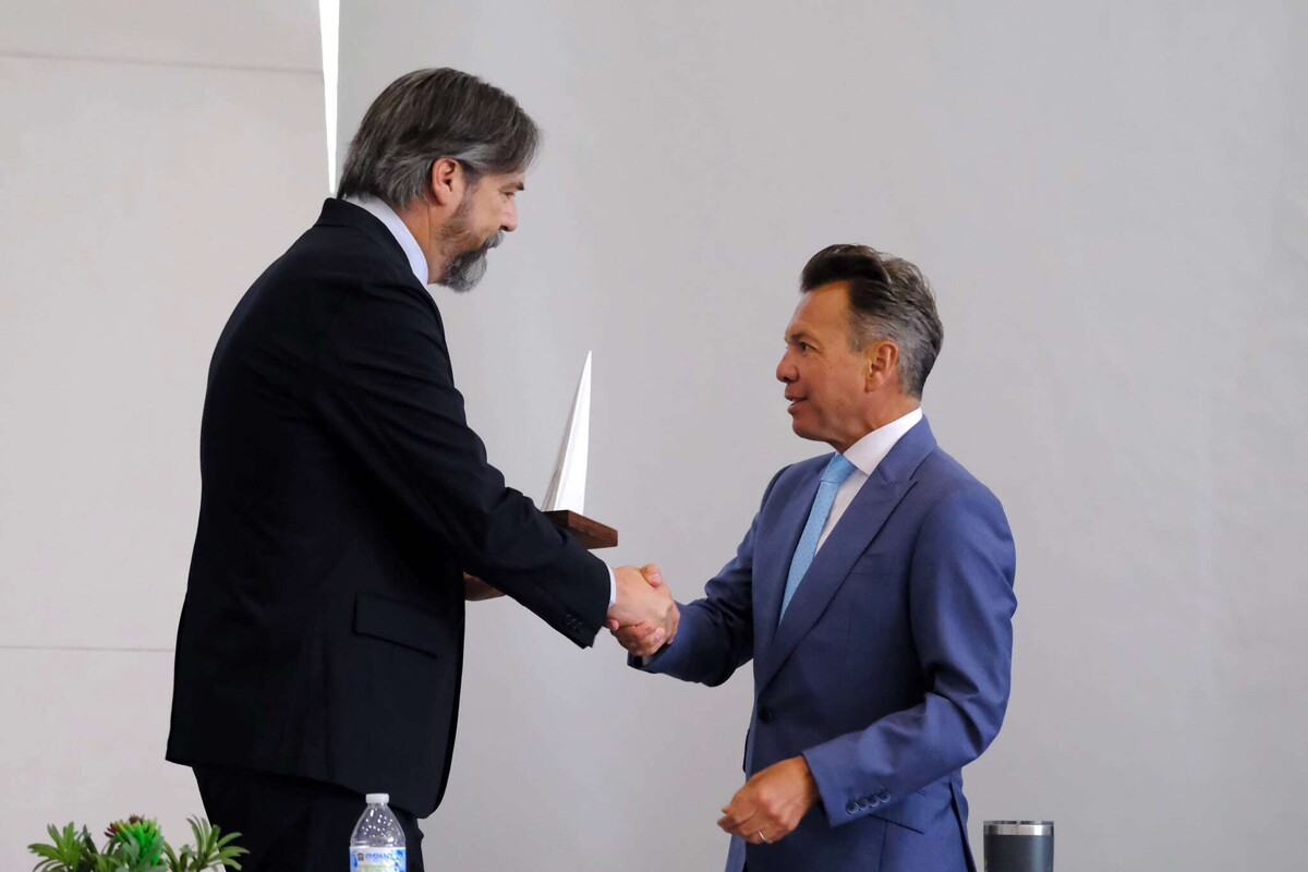 Gobernador de Jalisco toma protesta a nuevo consejo textil