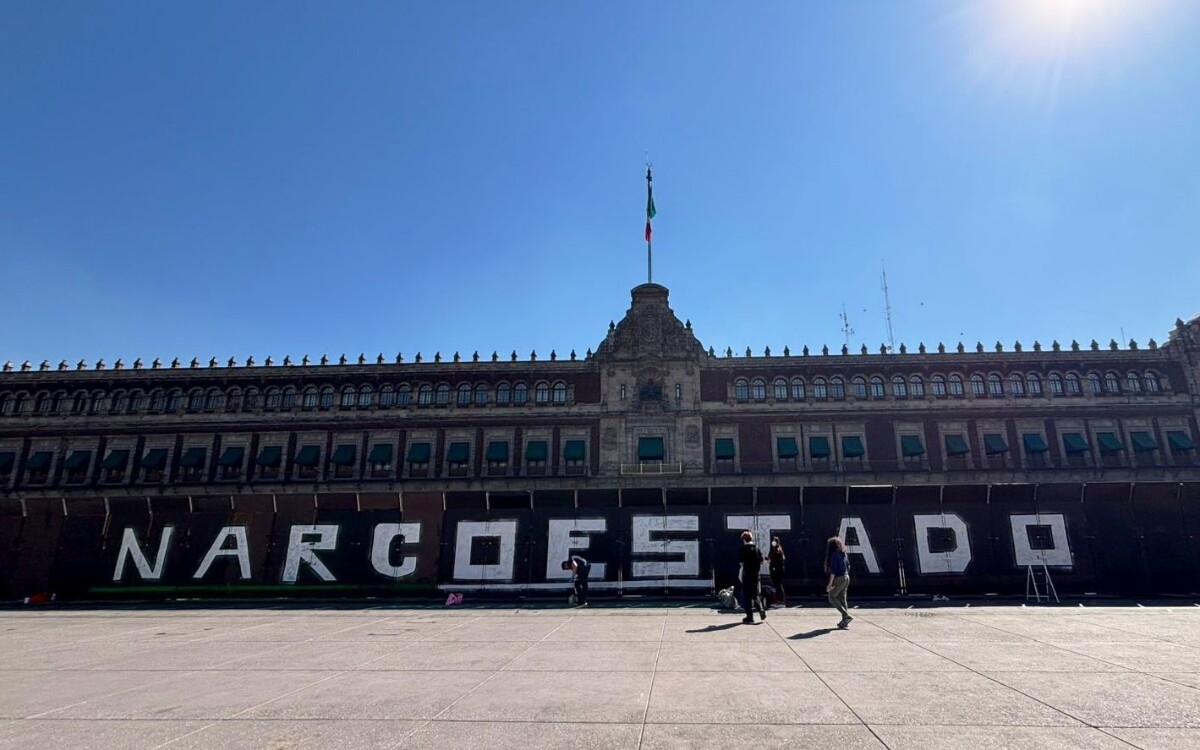 Мехико: Полиция установила ограждения вокруг дворца перед протестами