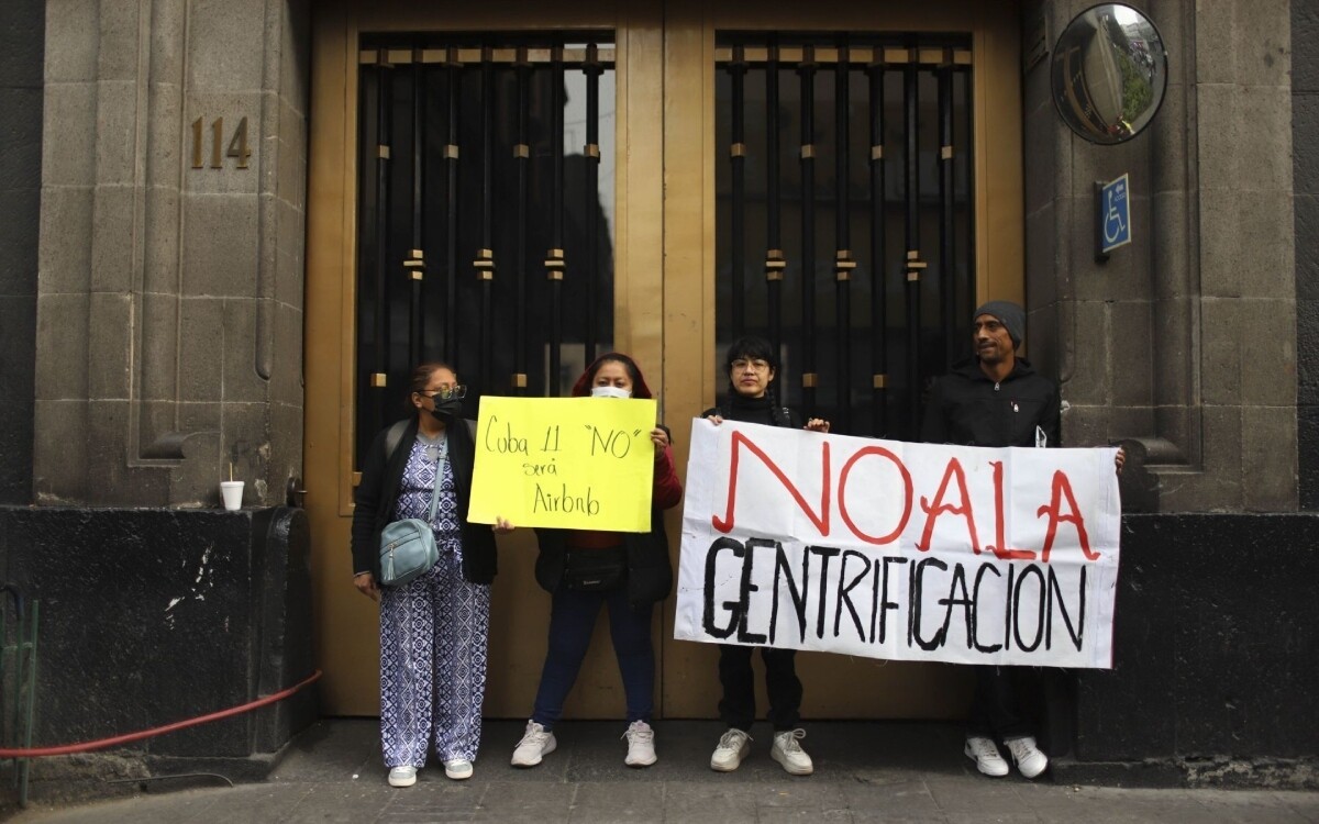 Protesters Force Postponement of Eviction Bill Discussion in Mexico City