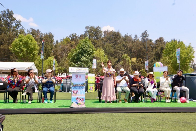 墨西哥城政府负责人在新公共中心启动假期计划