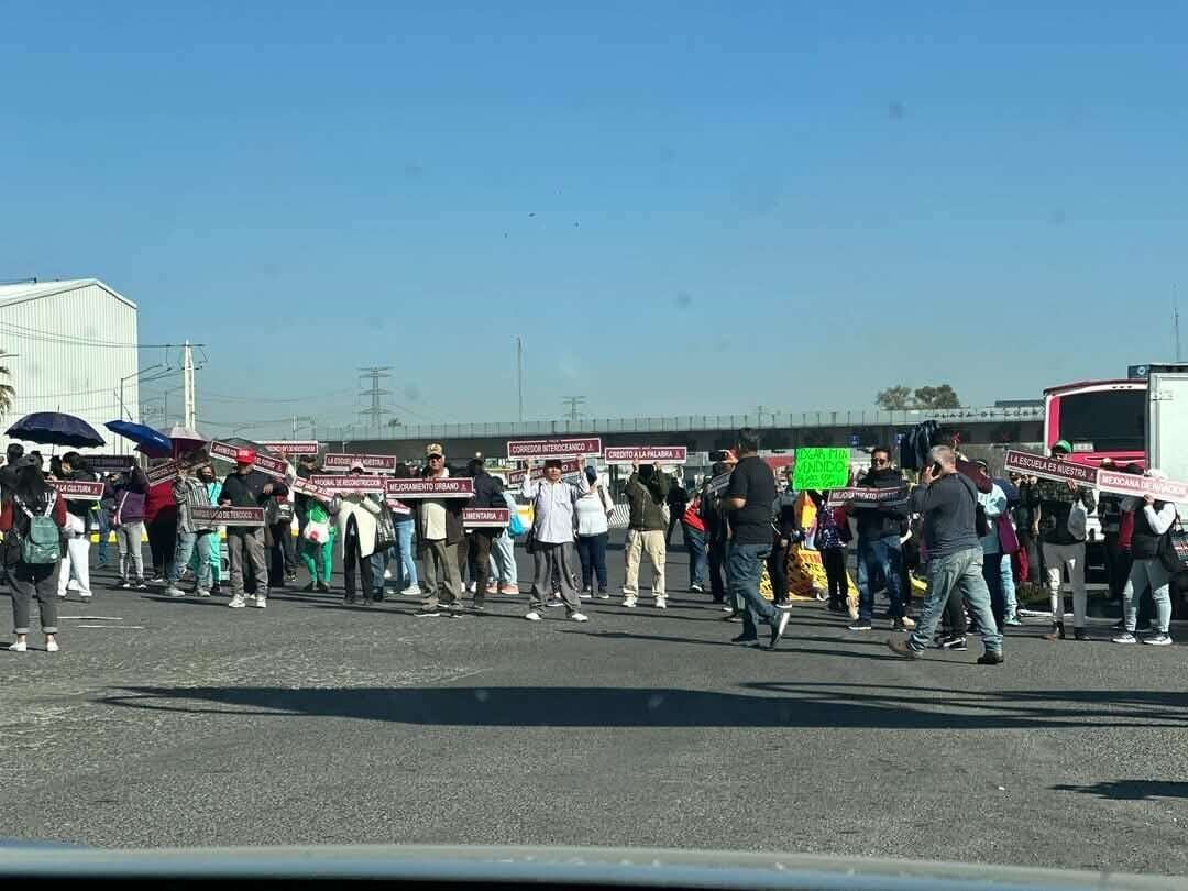 Peaceful protest in Tultitlán for street change