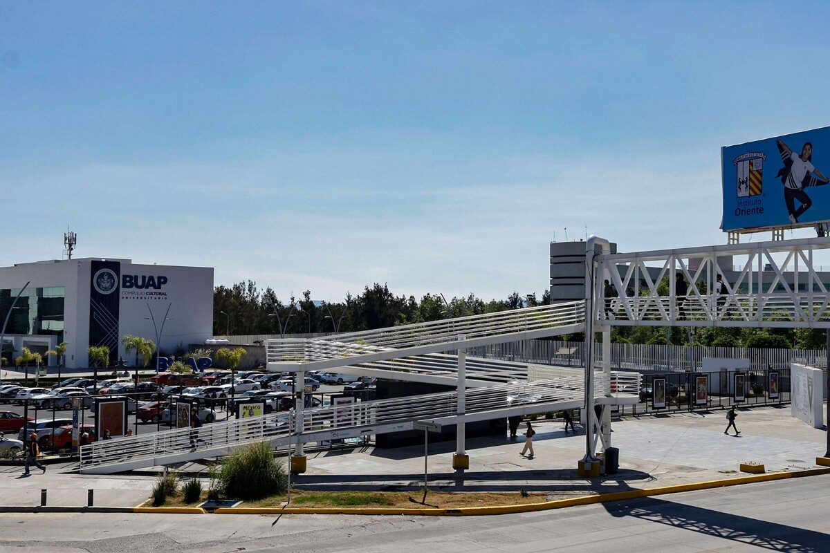 Construction of Bridge with Escalators in Puebla