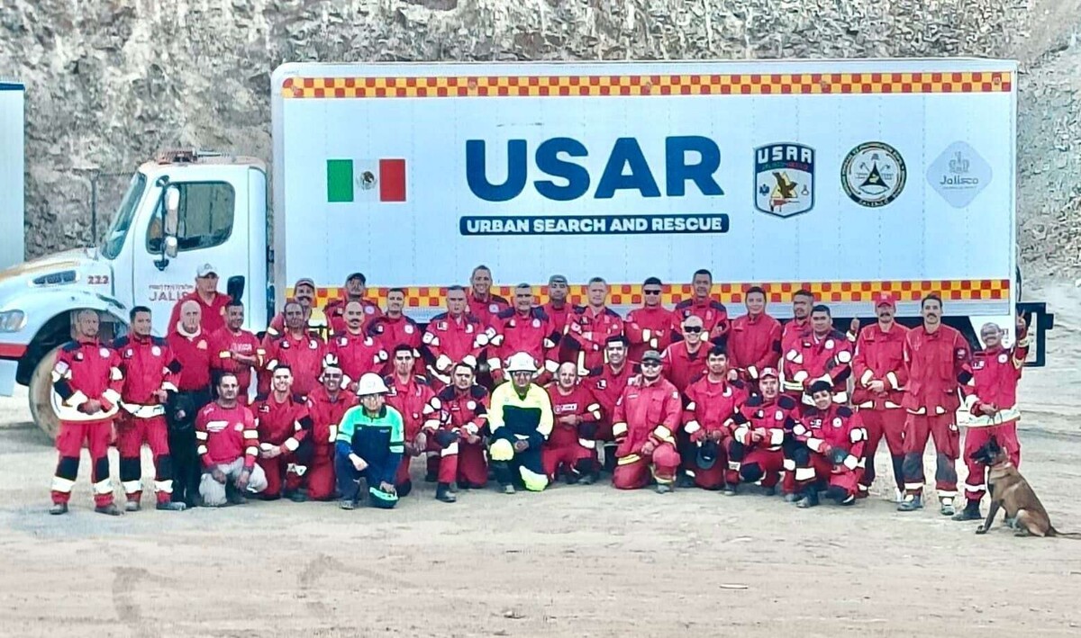 Признание команды USAR из Халиско за спасательные работы в шахте