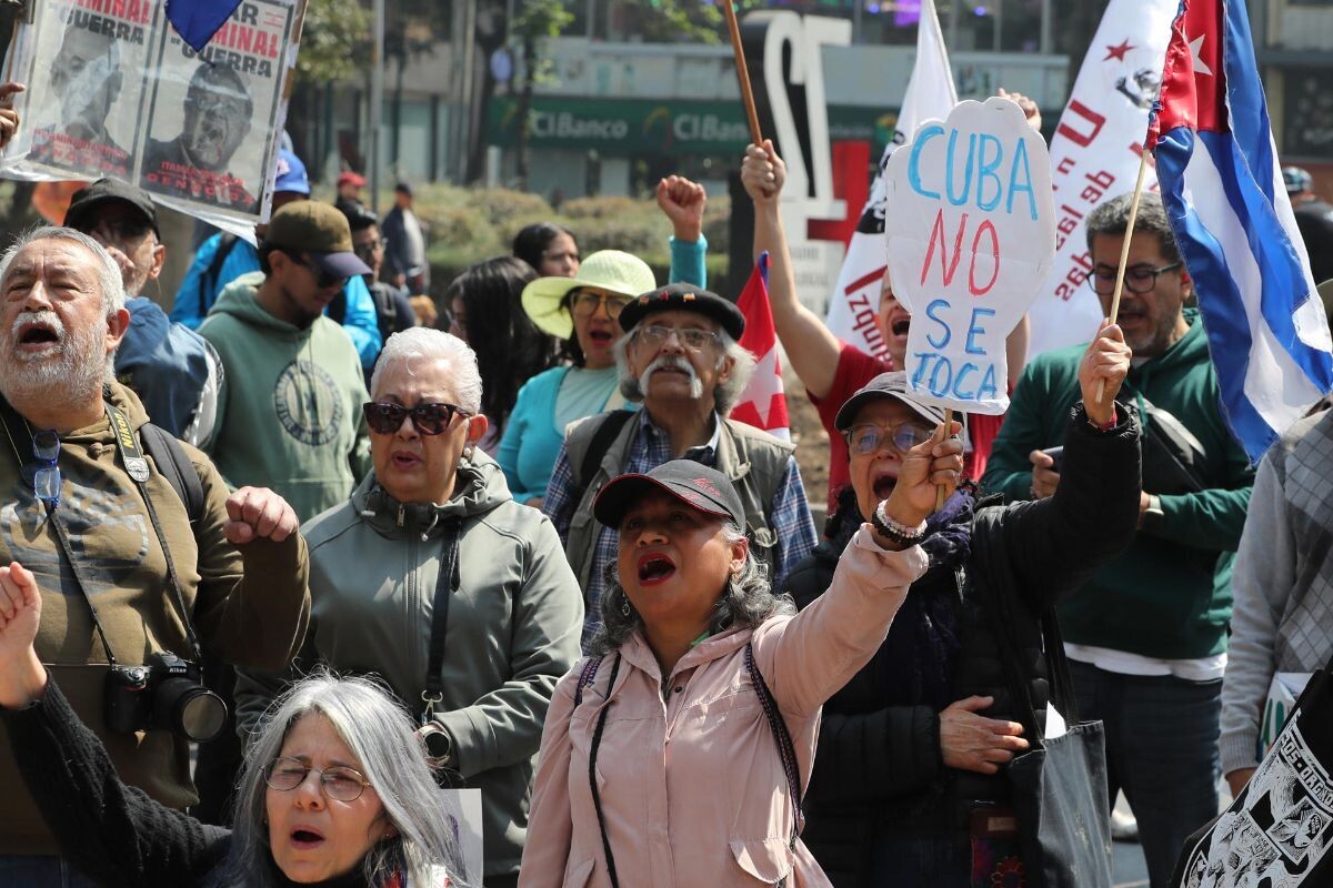 Protestas en Ciudad de México contra el endurecimiento de sanciones a Cuba