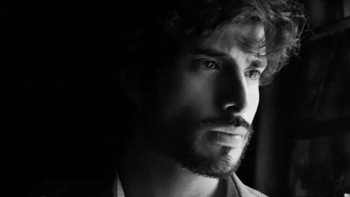 Mexican Actor José Ángel Bichir Falls, Sparks Mental Health Debate