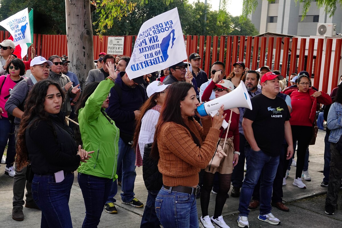 Judicial Workers in Mexico City Protest Resumption of Duties