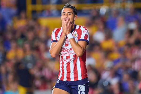 Alan Pulido's Debut and Chivas Transfers