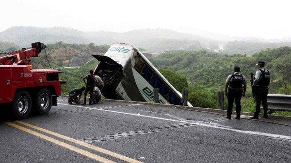 Туристический автобус перевернулся в Мичоакане