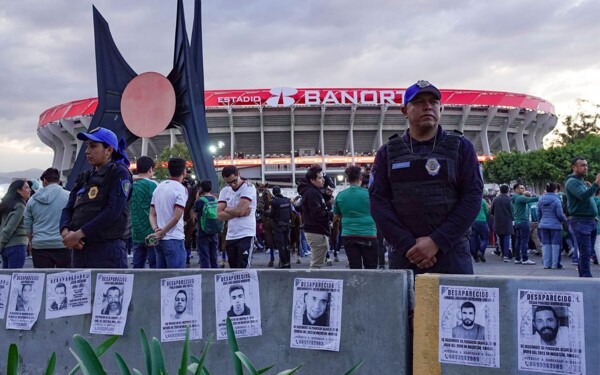 墨西哥城因足球赛前移除寻人启事而举行抗议