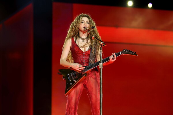 Shakira kicks off her world tour in Monterrey