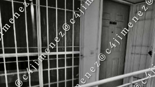 Encuentran a niña muerta en su cama, a su mamá ahogada en la lavadora